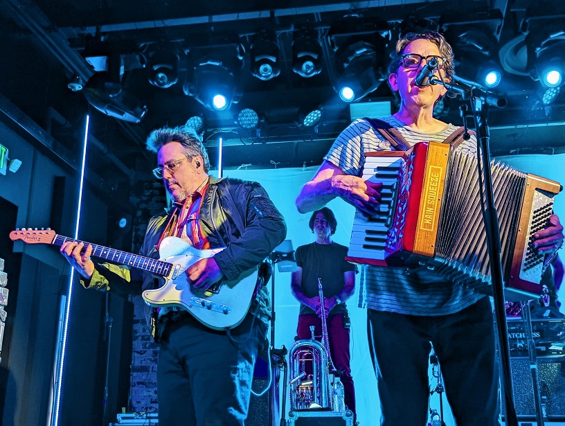 John Flansburgh (left) and John Linnell (right) performing as They Might Be Giants